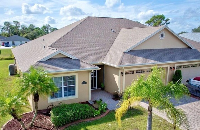 Spacious 2-bedroom villa in Sebring, screened patio, grill, bonus room, sleeps