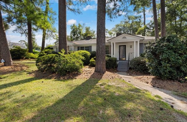 Spacious 2 Bedroom walking distance to shopping and Dining.