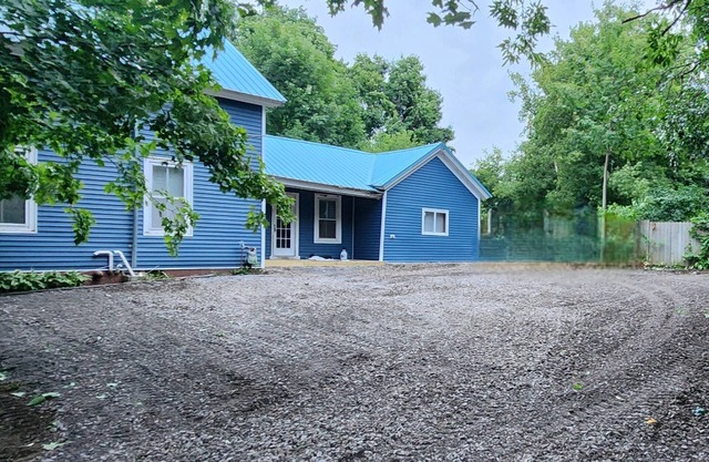 Spacious 2-bedroom with AC and WiFi in charming Canton near SLU and SUNY CANTON