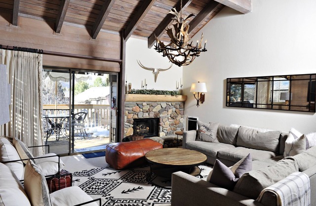 Spacious 2 Br Condo with Baldy Mountain views at base of Dollar, hot tub & pool