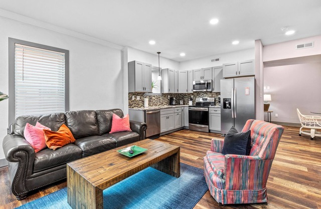 Spacious 2 BR★Sleep 4★Central Location★Parking