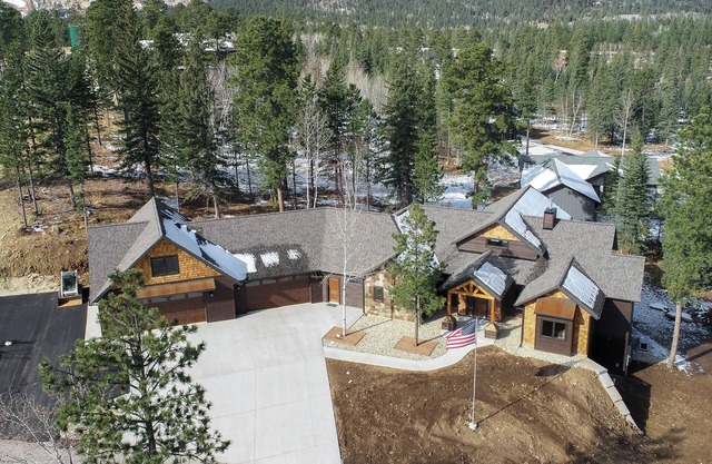 Spacious 2-Level Custom Craftsman Style Lodge w/ Hot Tub, Fire Pit, Clubhouse