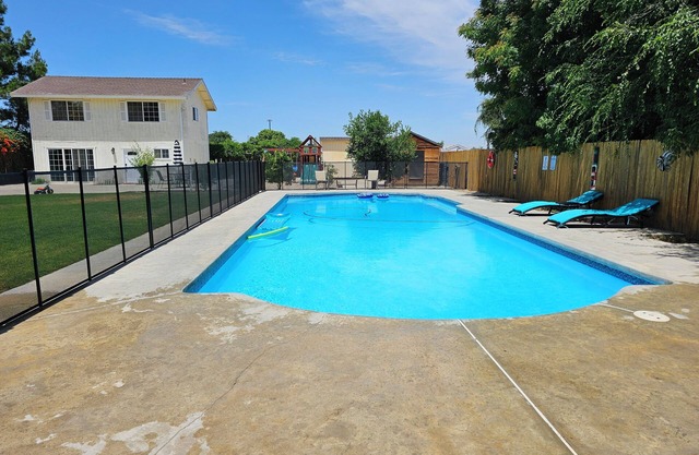 Spacious 2 story 1-bedroom house with pool