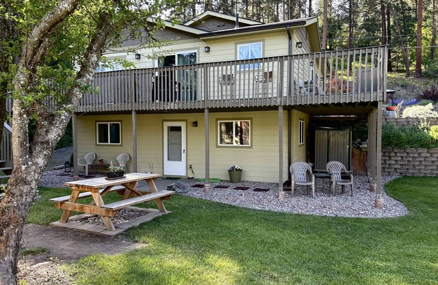Uriges, zweistöckiges Haus mit voll ausgestatteter Küche, möblierter Terrasse und eingezäuntem Garten