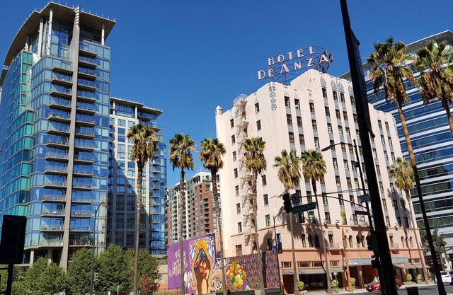 Spacious, 2-story condo in Downtown San Jose w 24/7 security, parking, pool, gym
