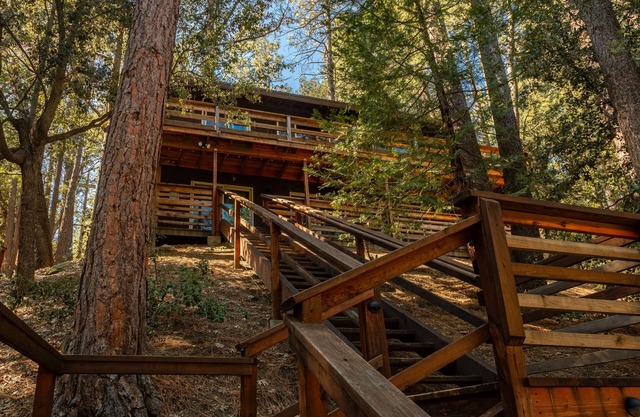 Spacious 2 story cabin - King Beds, Treetop views, 5 minutes to town