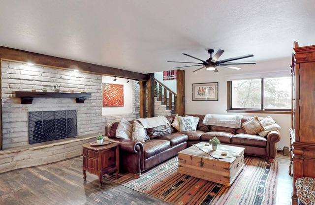 Spacious 2300 Sq Ft| Rooftop Deck/Patio| Hiking Retreat