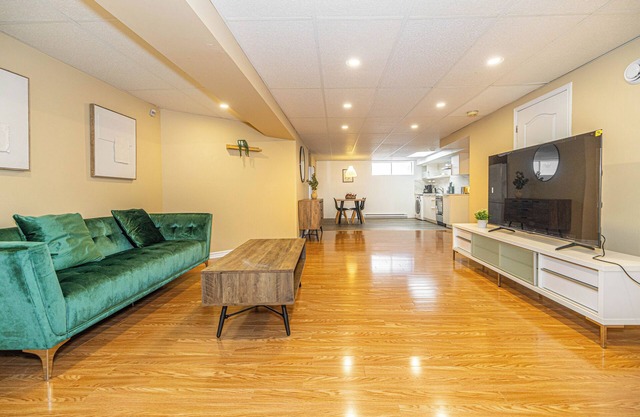 Spacious 2BDRs Apt,ALL NEW! Close to DT /1 parking