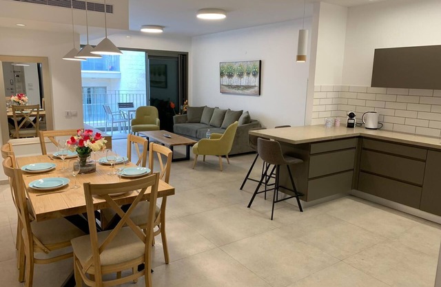 Geräumige 2 Schlafzimmer, voll möbliert, im Herzen von Jerusalem.