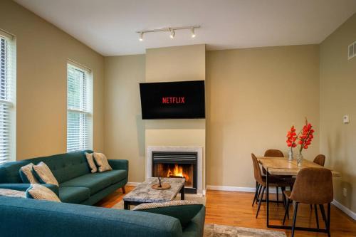 Spacious 2BR Apartment - Balcony - Walk to Soulard Dining