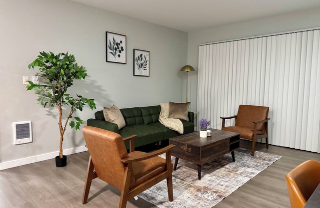 Spacious 2BR Apartment w/ King bed, Fireplace & Patio. Near Downtown.