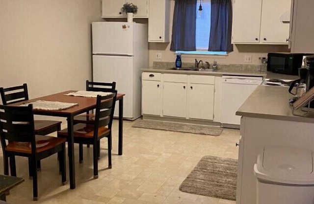 Spacious 2BR Close to Town! Sleeps 6