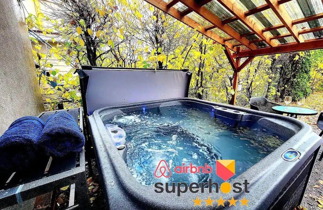 Spacious 2BR - Emerald SuiteHot Tub + Free Parking
