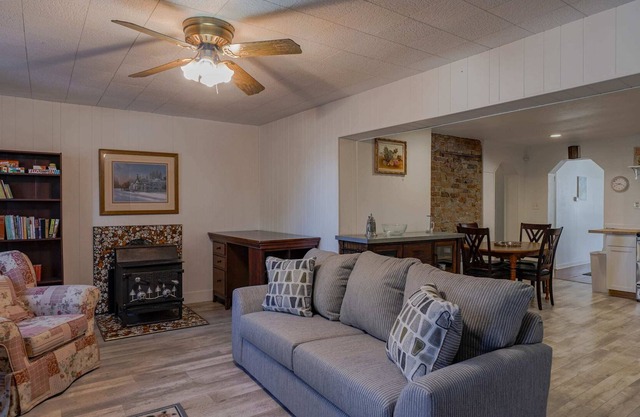 Spacious 2BR Home with Mountain View and Piano!