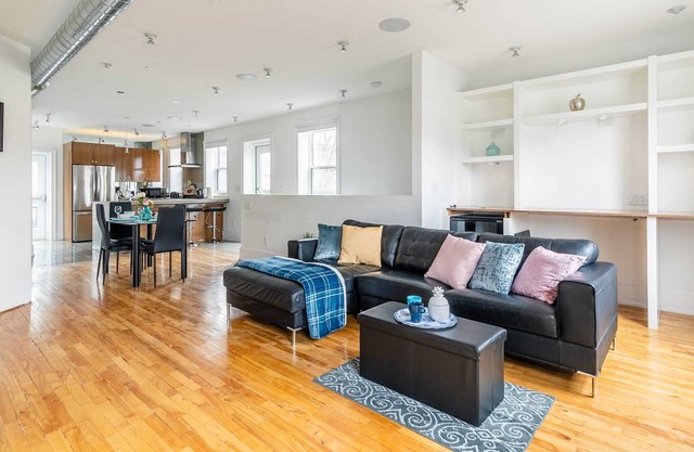 Spacious 2BR Loft - King Bed - Leslieville