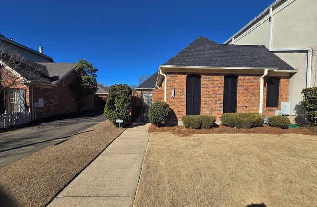 Spacious 2BR Townhome. Conveniently Located Close to Restaurants and Shopping