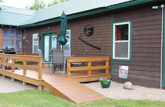 Spacious 2br w/ custom Adirondack craftsmanship