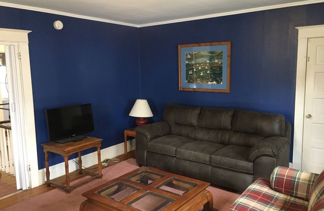 Spacious 2nd floor apartment steps from popular corner market.