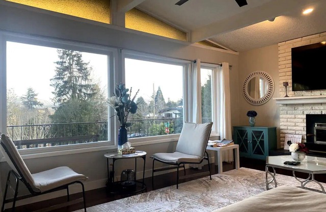 Spacious 2nd Floor Suite at Surrey Bolivar Heights