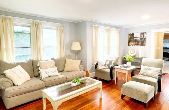 Spacious 3 Bd Home Pet Friendly, Parking and Laundry