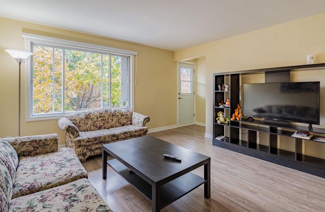 Spacious 3 bdr apartment , Free parking