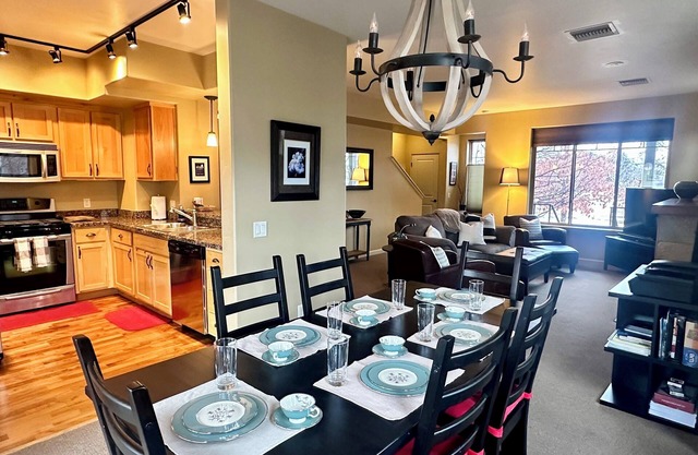 Spacious 3 BDR Pet Friendly, Hottub, Pool