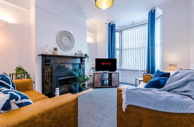 Spacious 3-Bed house in Stoke by 53 Degrees Property, Ideal for Long Stays, FREE Parking - Sleeps 6
