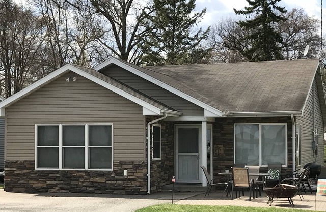 Geräumiges 3 Bett, Haus mit zwei Bädern am See, am Strip in Detroit Lakes gelegen!