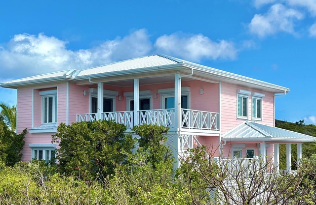 Spacious 3-bedroom house with amazing views. Calypso Cottage on Great Guana Cay