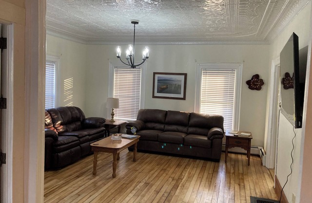 Spacious 3 bedroom 3 bath house that sleeps 10. 20 minutes to whiteface.