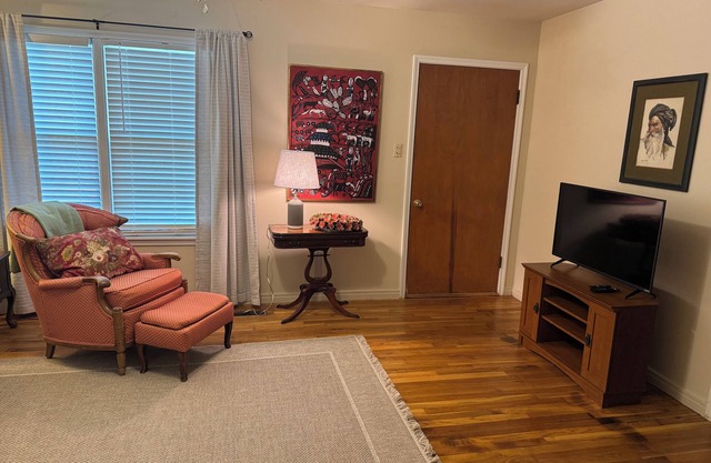 Spacious 3 bedroom House with Wi-Fi, Roku TV, Fully stocked kitchen, etc!