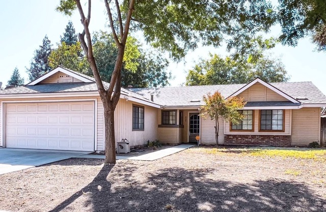 Spacious 3 bedroom 2 bath Tulare House