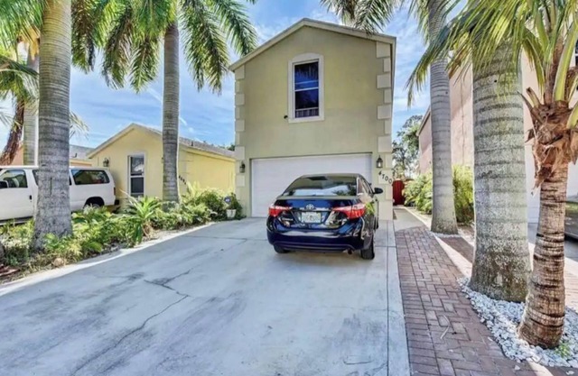 Spacious 3 bedroom 2.5 bath House in lake worth