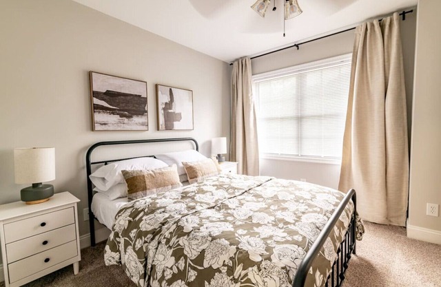 Spacious 3 Bedroom 2.5 Bath Townhouse - Free Wi-Fi