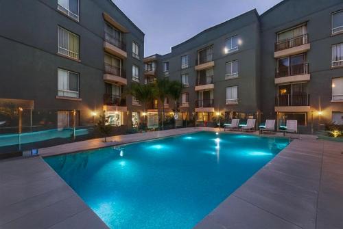 Spacious 3-Bedroom 3BTH Apt in Marina Del Rey! Pool, Hot Tub, Free Parking