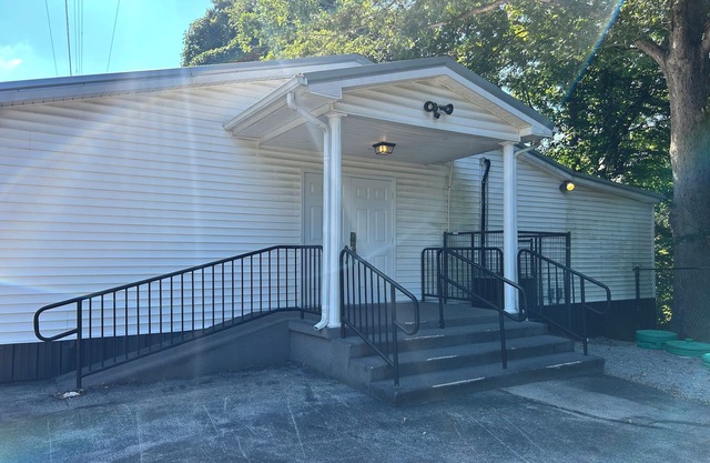 Spacious 3 bedroom apartment 3 miles from Wolf Creek Dam. Pet friendly!