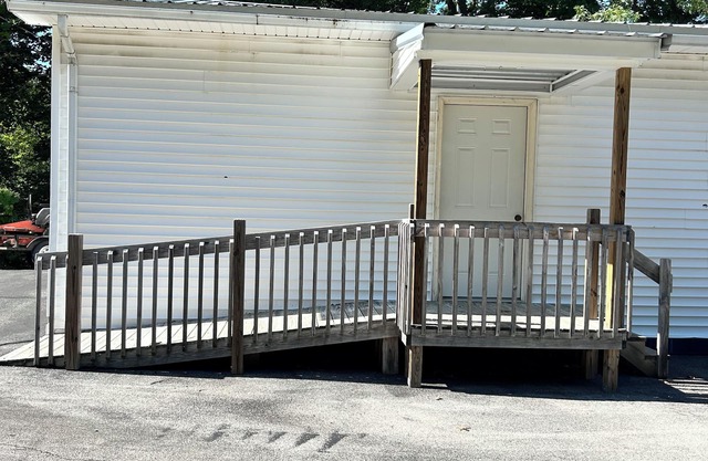 Spacious 3 bedroom apartment 3 miles from Wolf Creek Dam. Pet friendly!