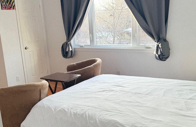Spacious 3-bedroom apartment in charming Montréal with WiFi, AC, close to Metro