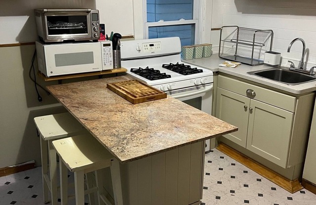 Spacious 3-bedroom apartment with WiFi, AC in Syracuse