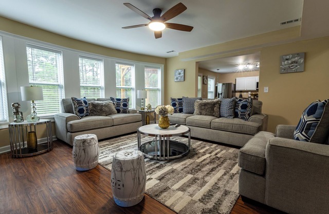 Spacious 3-bedroom apartment with AC and WiFi in Dallas