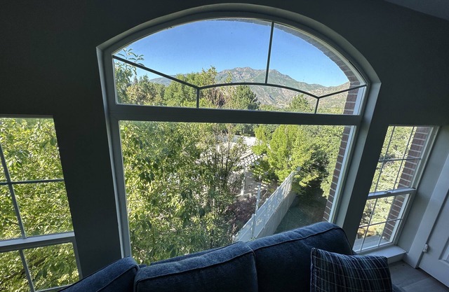 Spacious 3-bedroom apartment with pool, hot tub, and fitness room in Layton, UT