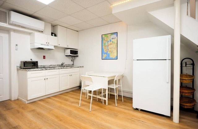 Spacious 3-bedroom apartment with WiFi, AC in delightful Queens