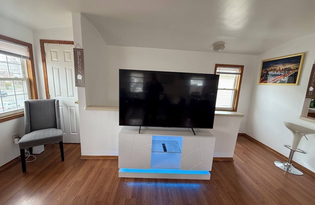 Spacious 3-bedroom apartment in marvelous Queens with WiFi, AC near JFK airport.