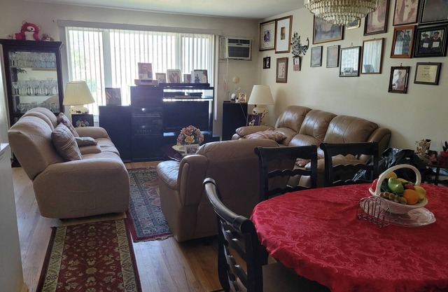 Spacious 3-bedroom apartment in charming Queens with AC, near to shopping, beach