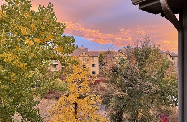 Great 3 bedroom condo w/ garage minutes from mountains close to parks