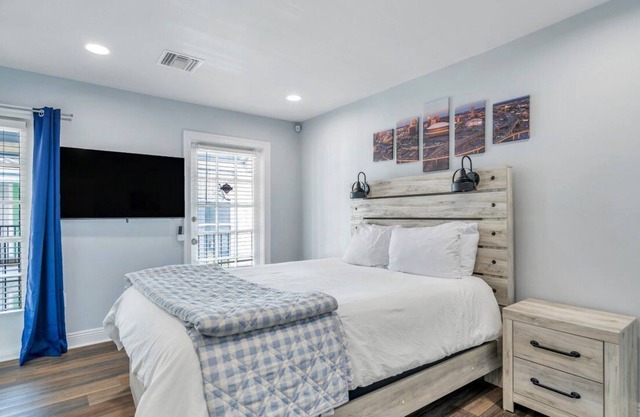 Spacious 3 bedroom Condo 15 Min From Downtown