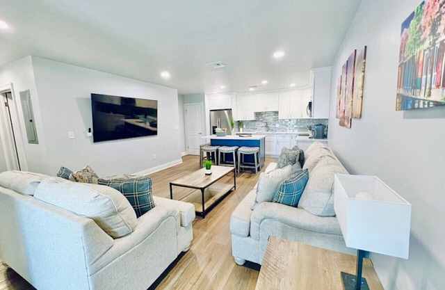 Spacious 3 bedroom Condo 15 Minutes to Downtown