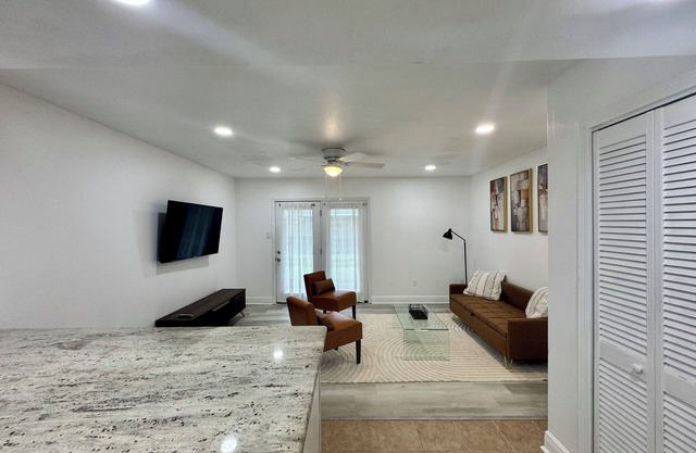 Spacious 3-bedroom corporate apartment in welcoming Metairie with AC, WiFi