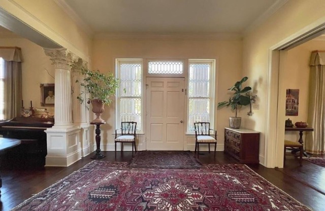 Spacious 4-bedroom estate in charming Indianola with AC, WiFi