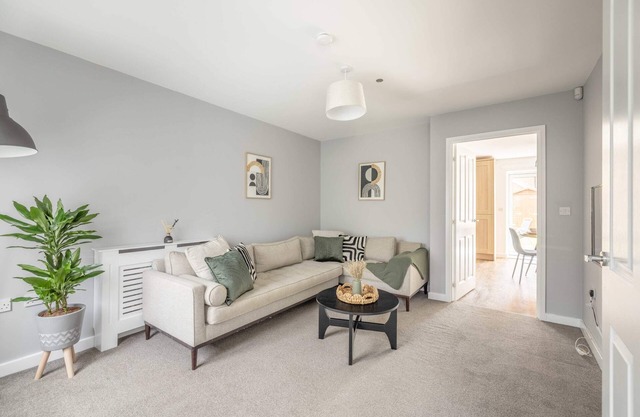 3 Bedroom & Parking. Nr Slough, Windsor & Heathrow
